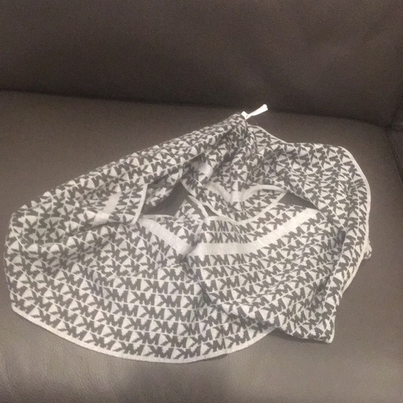 COPY - MICHAEL KORS INFINITY SCARF - Picture 3 of 7